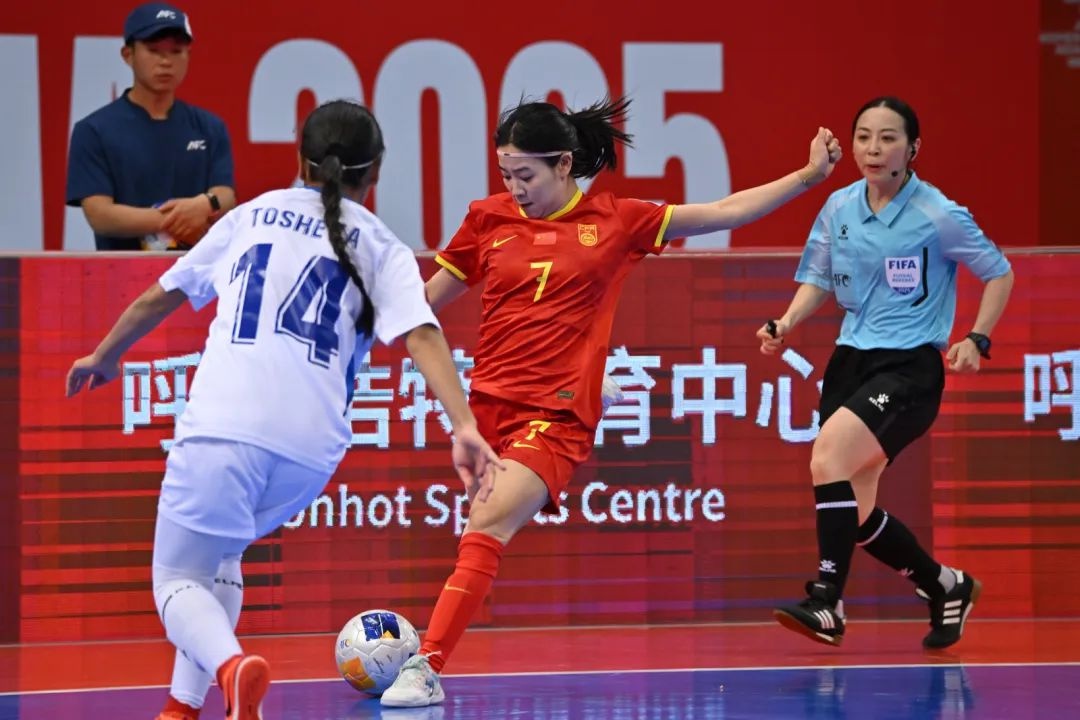 开云体育下载-包含足球女队表现出色，赛场气氛火爆的词条