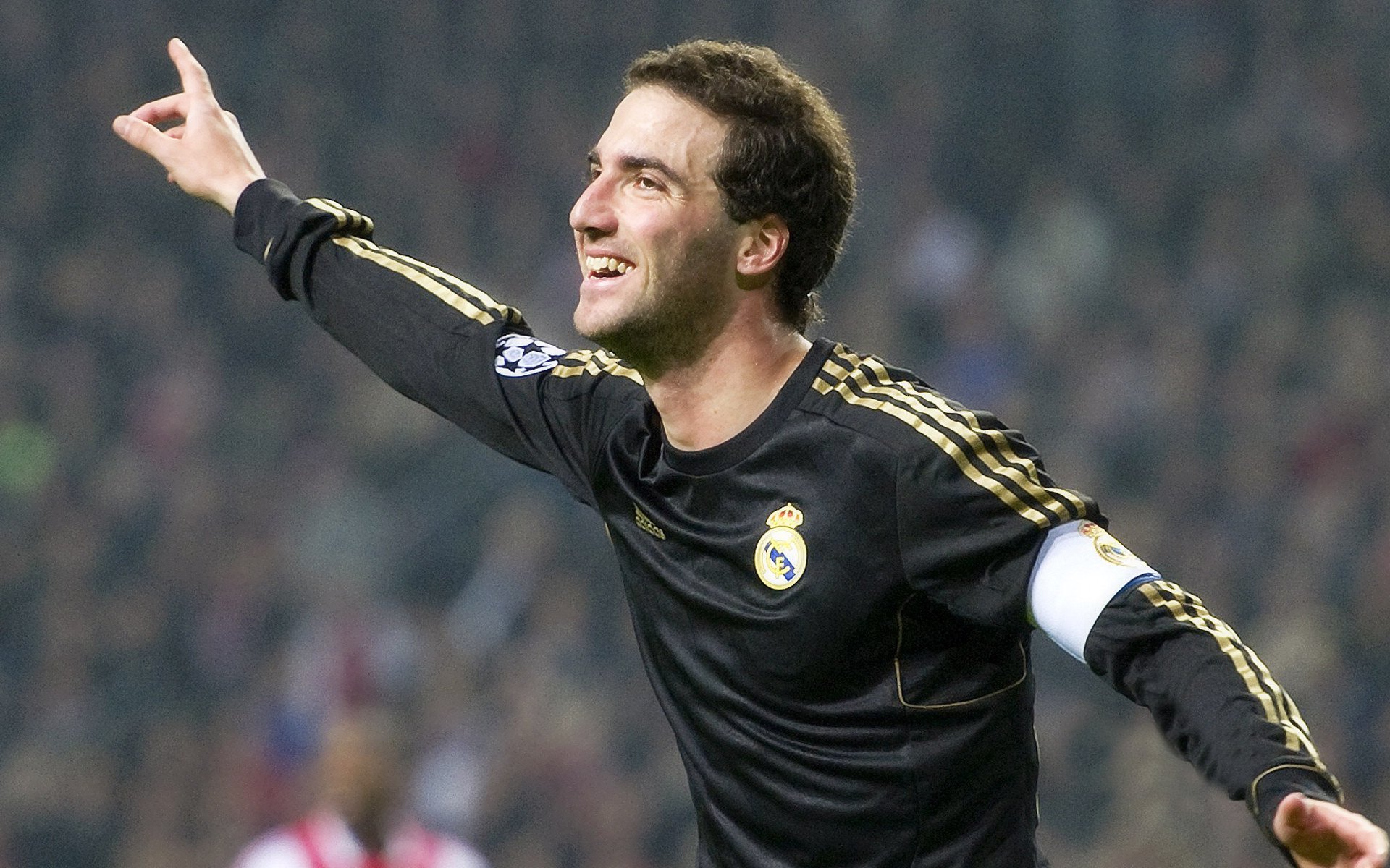 开云足球直播-绿茵场上的美国风暴，全面压制威尔士，特奥引领节奏革命