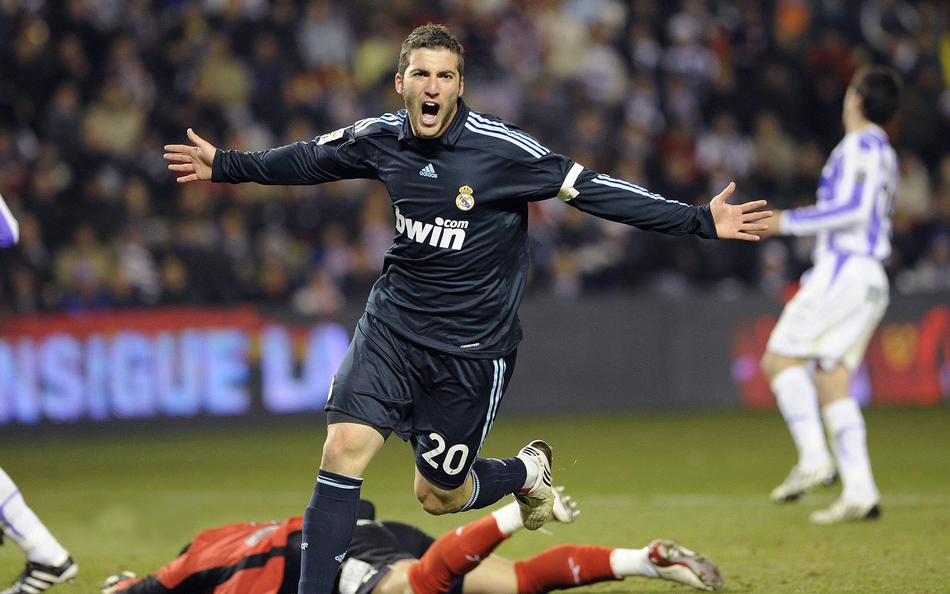 从安联到世界之巅,巴斯托尼在拜仁狂胜曼联之夜接管排名争夺战