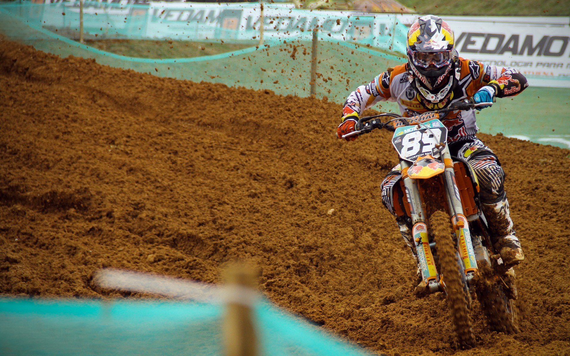 哈斯车队横扫阿斯顿马丁,塞恩斯扛起全队,一场颠覆预期的胜利